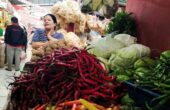Pedagang bahan pokok pasar tradisional di Pasar Rakyat Way Halim tengah menunjukkan cabai dagangannya. Bandarlampung, Kamis (7/3/2024). Foto : Antara