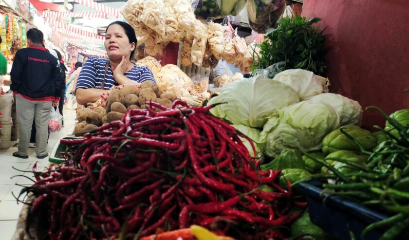 Pedagang bahan pokok pasar tradisional di Pasar Rakyat Way Halim tengah menunjukkan cabai dagangannya. Bandarlampung, Kamis (7/3/2024). Foto : Antara