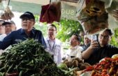 Zulkifli Hasan Menteri Perdagangan (Mendag) saat melakukan tinjauan harga serta pasokan pangan di pasar tradisional Kangkung. Bandarlampung, Jumat (8/3/2024). Foto : Antara