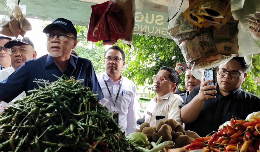 Zulkifli Hasan Menteri Perdagangan (Mendag) saat melakukan tinjauan harga serta pasokan pangan di pasar tradisional Kangkung. Bandarlampung, Jumat (8/3/2024). Foto : Antara