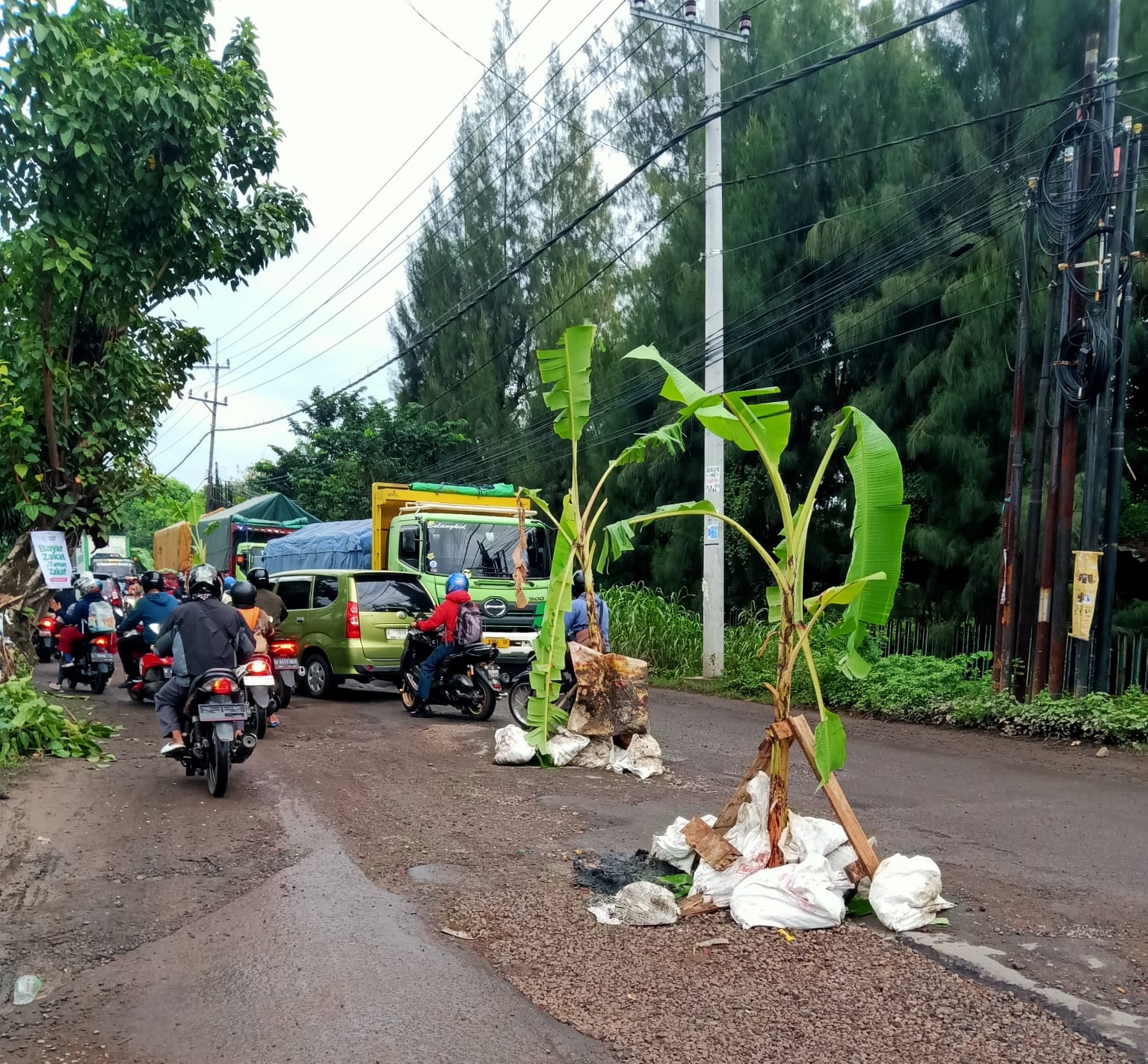 Jalan berlubang di pertigaan Kletek