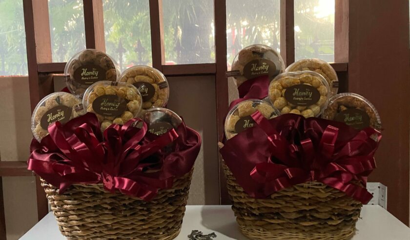 Hampers Lebaran Idulfitri yang disiapkan Honey Pastry Cookies, Rabu (20/3/2024). Foto: Firman magang suarasurabaya.net