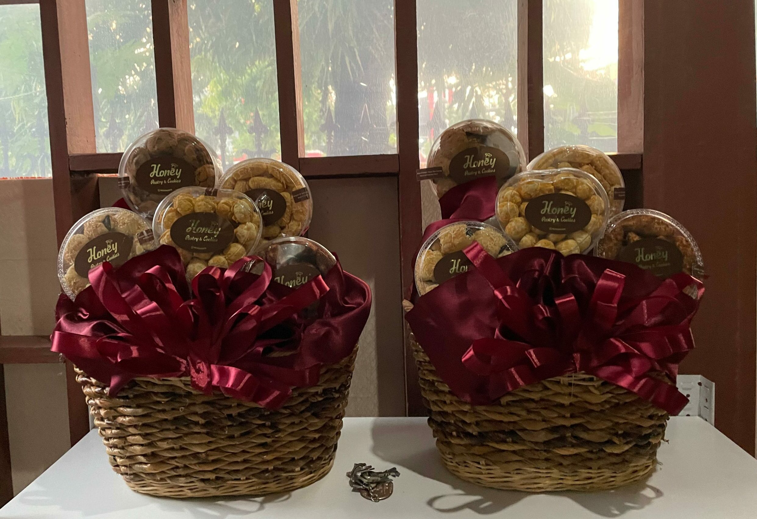 Hampers Lebaran Idulfitri yang disiapkan Honey Pastry Cookies, Rabu (20/3/2024). Foto: Firman magang suarasurabaya.net