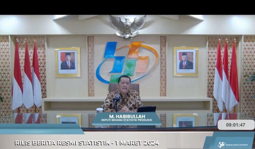 M. Habibullah Deputi Bidang Statistik Produksi BPS melaporkan Perkembangan Indeks Harga Konsumen Februari 2024 di Jakarta, Jumat (1/3/2024). Foto : Antara