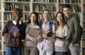 Ilustrasi - Lima mahasiswa asing foto bersama di Perpustakaan. Foto: iStock