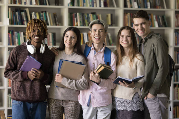 Ilustrasi - Lima mahasiswa asing foto bersama di Perpustakaan. Foto: iStock