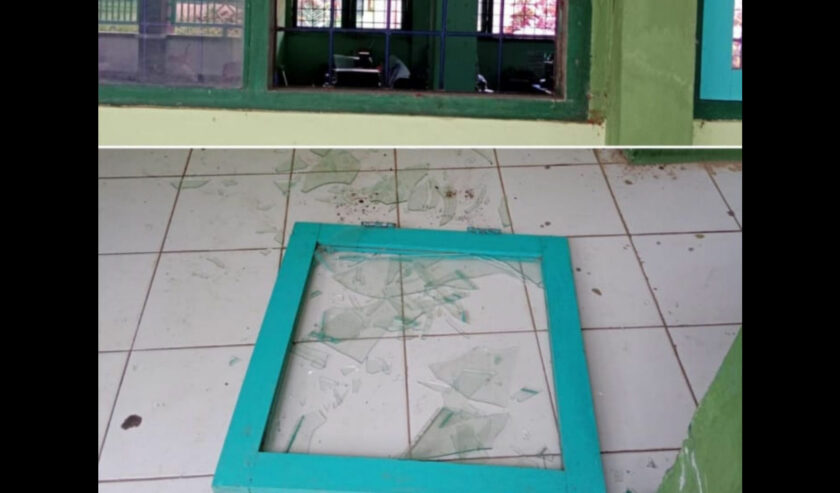 Dampak gempa yang terjadi di sebuah sekolah, kaca sekolah nampak rusak dan pecah, Jumat (22/3/2024). Foto: BPBD Jatim.
