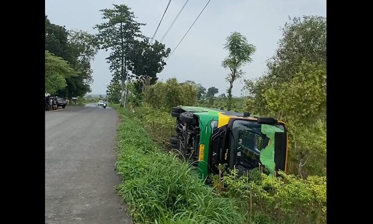 Bus Trans Jatim Kecelakaan Terguling di Dawarblandong, Mojokerto