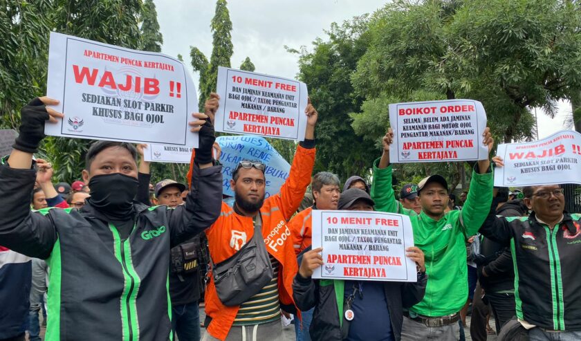 Aksi unjuk rasa driver ojol di Surabaya tuntut parkir gratis Apartemen Puncak Kertajaya, Jumat (15/3/2024). Foto: Meilita suarasurabaya.net
