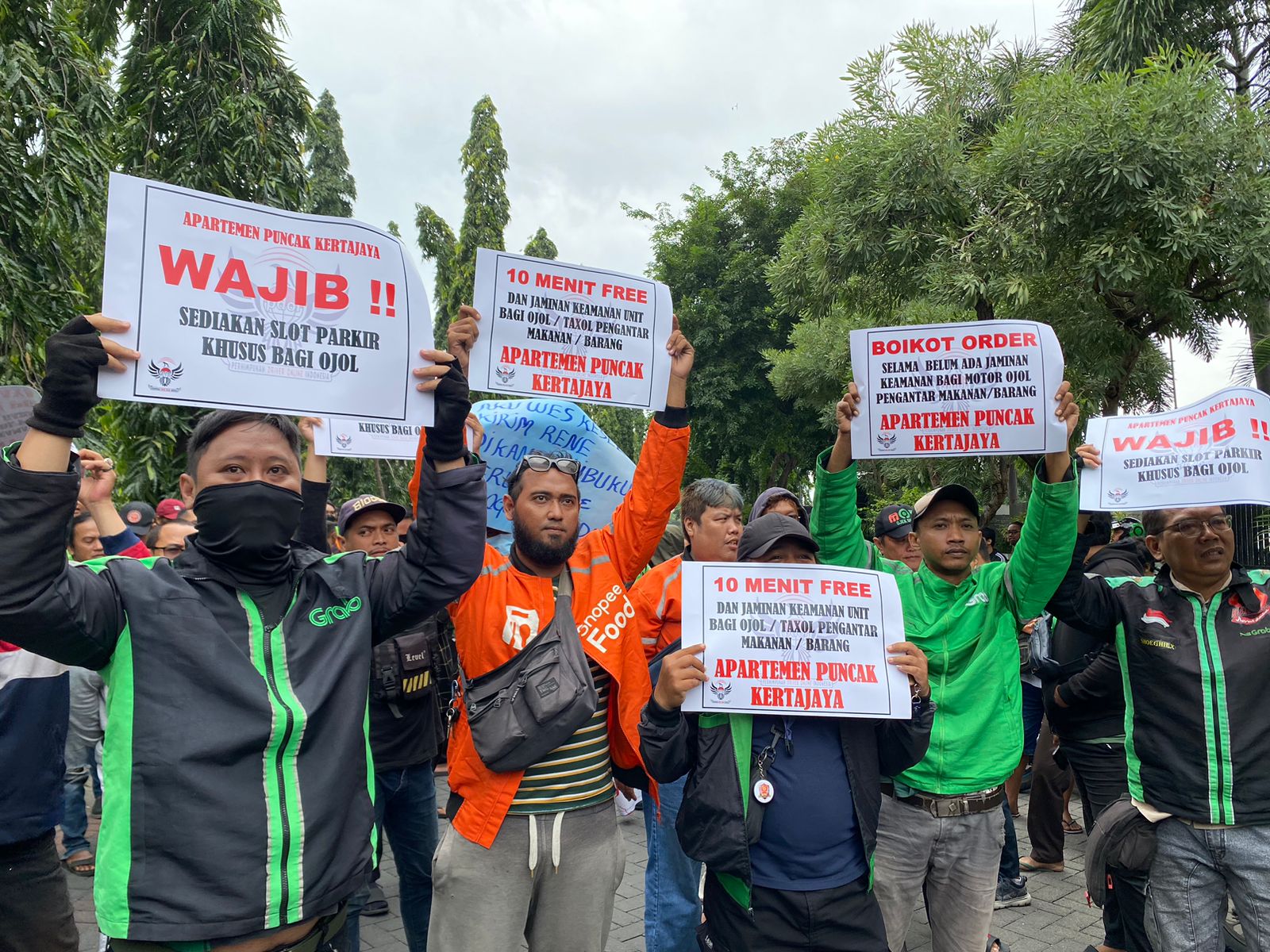 Aksi unjuk rasa driver ojol di Surabaya tuntut parkir gratis Apartemen Puncak Kertajaya, Jumat (15/3/2024). Foto: Meilita suarasurabaya.net