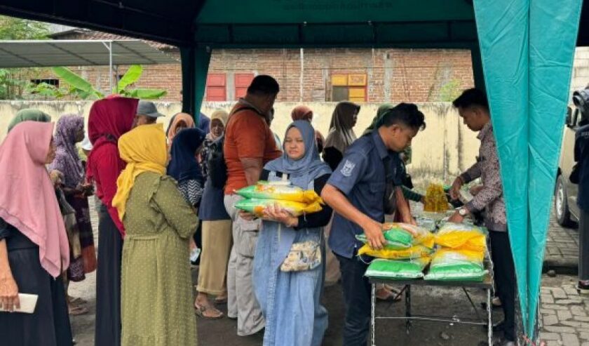 Kegiatan pasar murah yang diselenggarakan oleh Pemerintah Kota Mojokerto