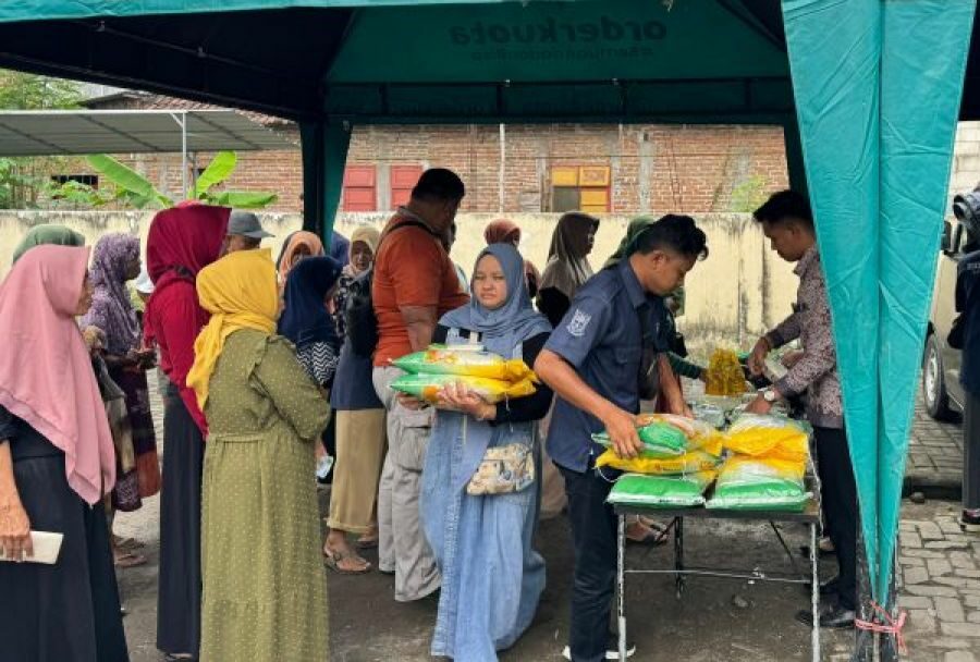 Kegiatan pasar murah yang diselenggarakan oleh Pemerintah Kota Mojokerto