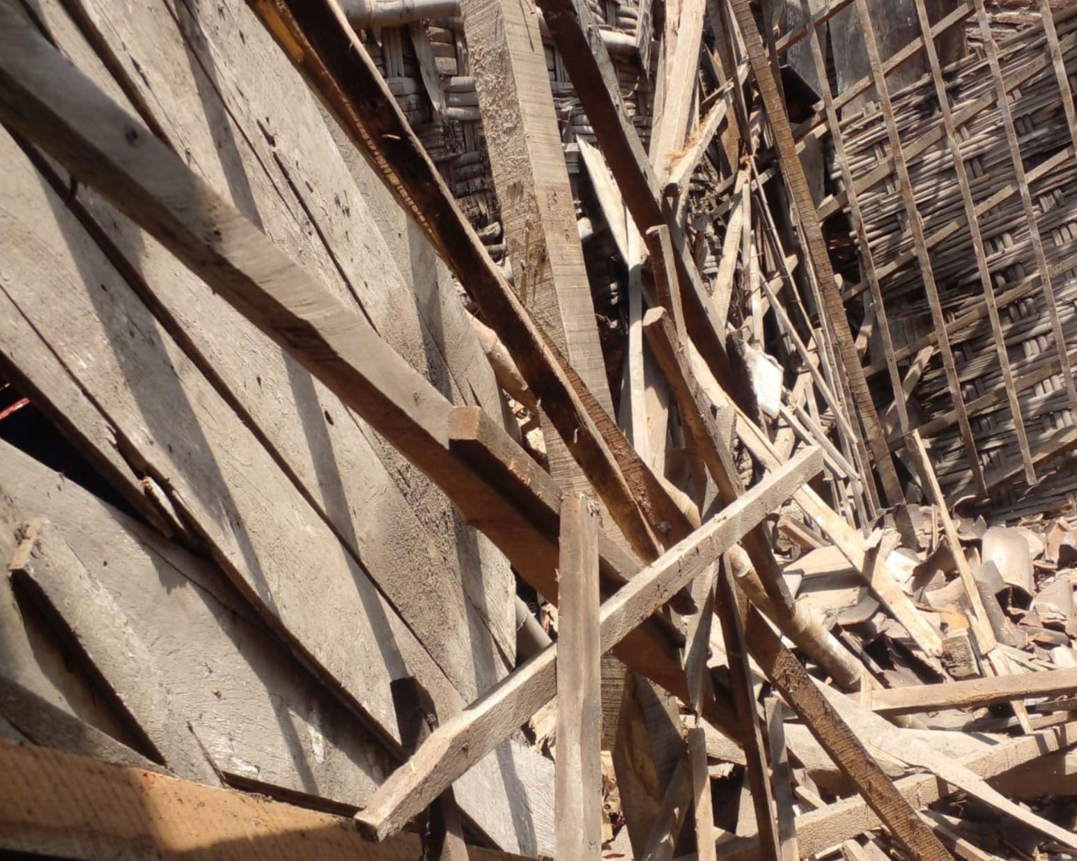 Sebuah rumah mengalami rusak berat akibat dampak gempa yang terjadi di Kabupaten Tuban, Jumat (22/3/2024). Foto: BPBD Jatim.