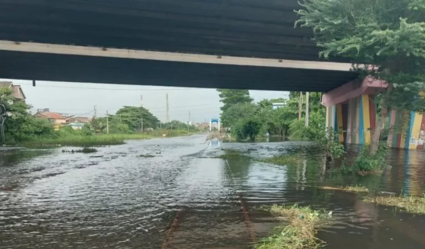 Kondisi rel di petak antara Stasiun Semarang Tawang hingga Stasiun Alastua, Jumat, yang masihj terendam banjir . Foto: Antara