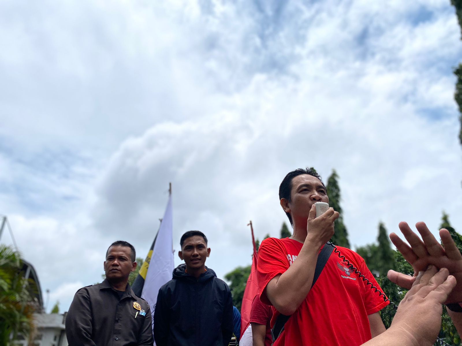 Kiri ke kanan: satpam Apartemen Puncak Kertajaya yang tidak menyebutkan namanya, Joko karyawan mengaku penjaga parkir, dan Daniel Lukas Rorong Humas PDOI Jatim, Jumat (15/3/2024). Foto: Meilita suarasurabaya.net