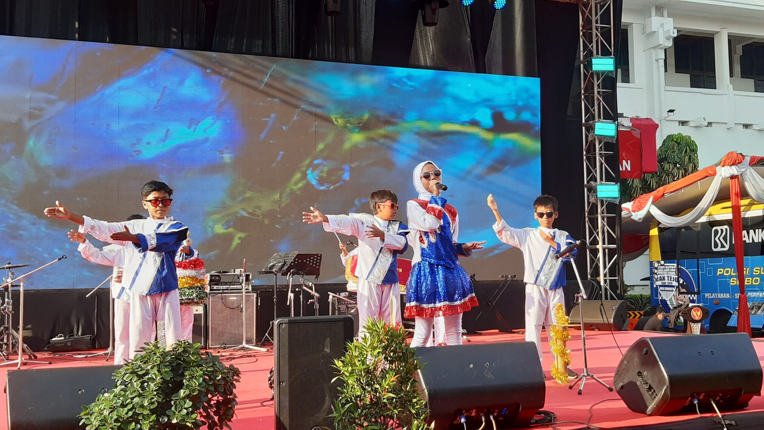 SDN Simolawang KIP saat tampil dalam lomba patrol Bank Jatim QRIS Ramadan Vaganza, Rabu (27/3/2024). Foto: Ikke magang suarasurabaya.net