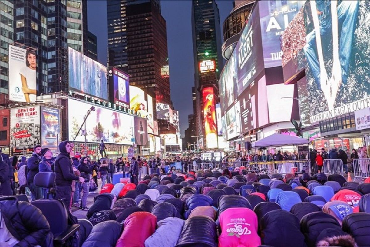 Ribuan umat Islam melakukan salat tarawih di New York