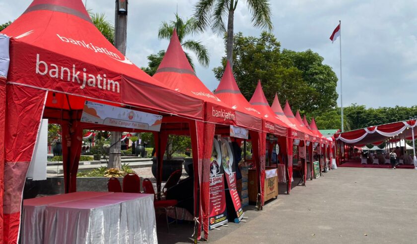 Salah satu deretan UMKM pengisi Bank Jatim QRIS Ramadan Vaganza di Balai Kota Surabaya, Senin (25/3/2024). Foto: Meilita suarasurabaya.net