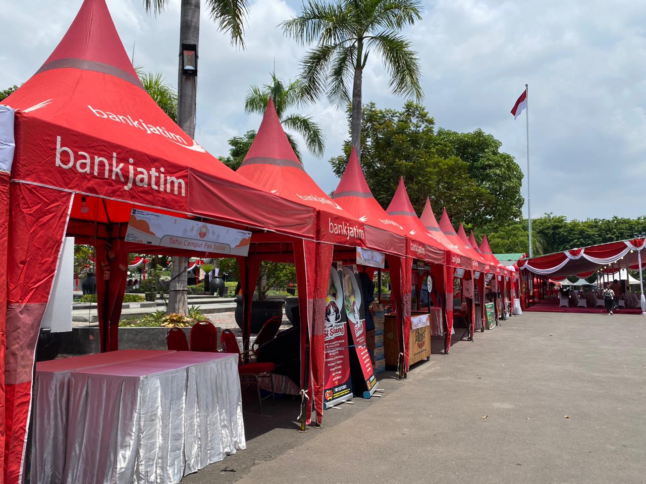 Salah satu deretan UMKM pengisi Bank Jatim QRIS Ramadan Vaganza di Balai Kota Surabaya, Senin (25/3/2024). Foto: Meilita suarasurabaya.net