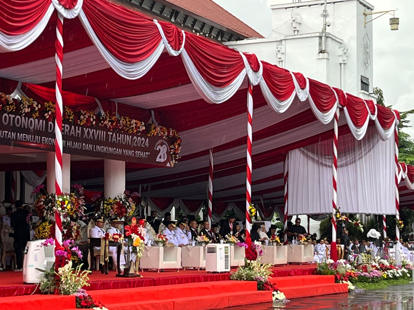 Upacara puncak peringatan Hari Otonomi Daerah (Otoda) XXVIII di Balai Kota Surabaya hari ini, Kamis (25/4/2024).