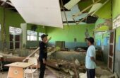Tim BPBD Jatim saat melakukan asesmen kerusakan bangunan di Pulau Bawean yang terkena musibah gempa bumi