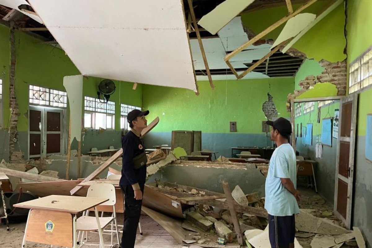 Tim BPBD Jatim saat melakukan asesmen kerusakan bangunan di Pulau Bawean yang terkena musibah gempa bumi