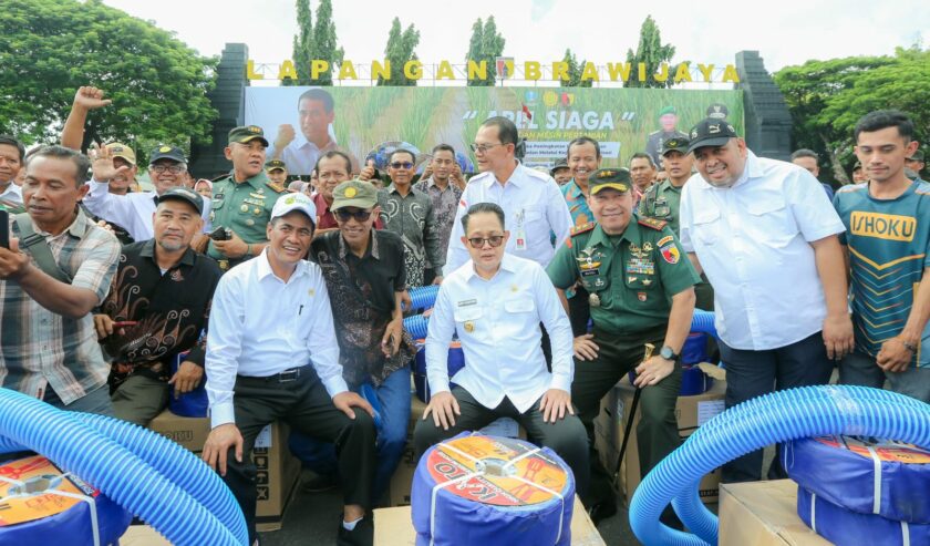 Andi Amran Sulaiman Menteri Pertanian bersama Adhy Karyono Pj Gubernur Jatim (tengah) waktu menerima bantuan pompa air di Lapangan Kodam V/Brawijaya, Kamis (18/4/2024)