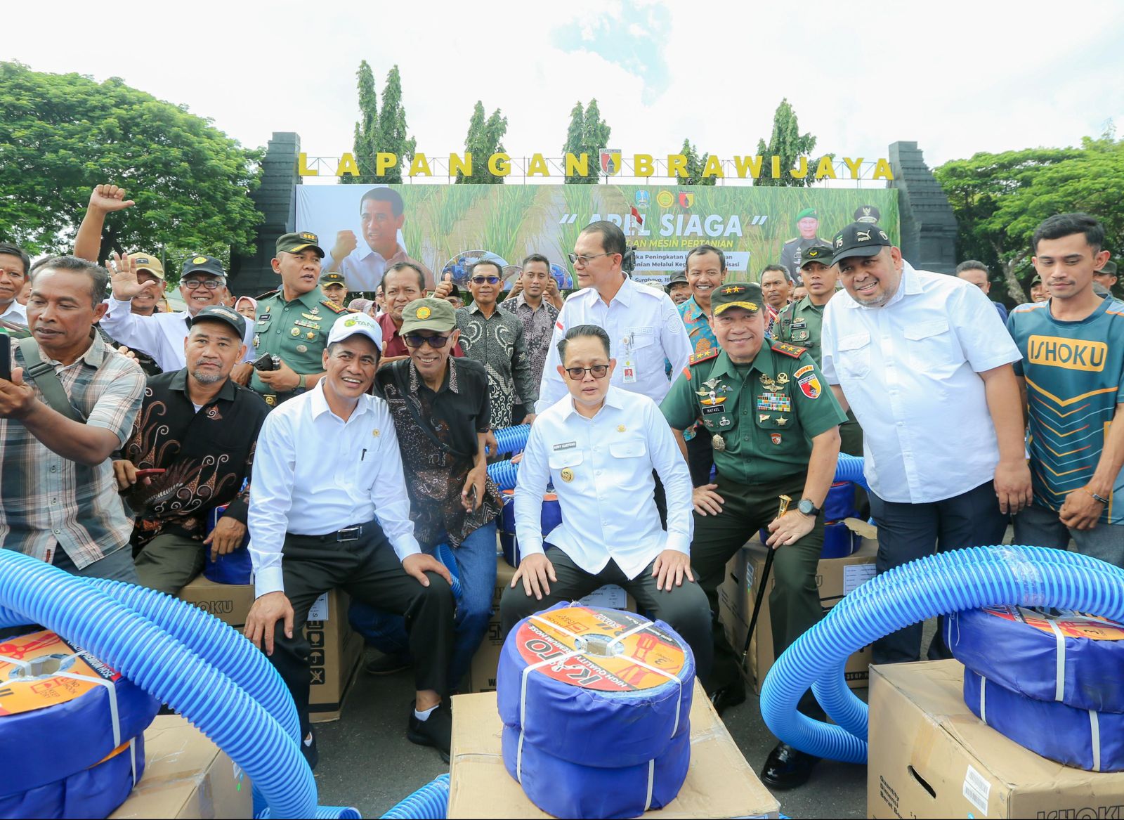 Andi Amran Sulaiman Menteri Pertanian bersama Adhy Karyono Pj Gubernur Jatim (tengah) waktu menerima bantuan pompa air di Lapangan Kodam V/Brawijaya, Kamis (18/4/2024)