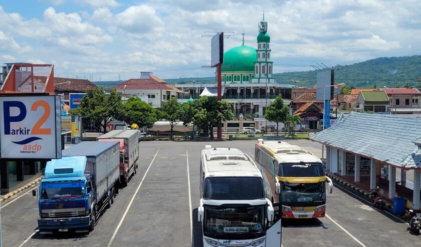 Parkir di Pelabuhan Ketapang, Banyuwangi, Jawa Timur.