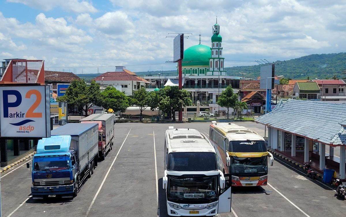 Parkir di Pelabuhan Ketapang, Banyuwangi, Jawa Timur.
