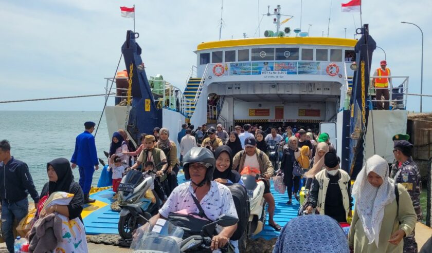 Penumpang kapal feri gratis dari Pulau Raas turun dari kapal di Pelabuhan Jangkar, Situbondo, jatim. Kamis (18/4/2024)