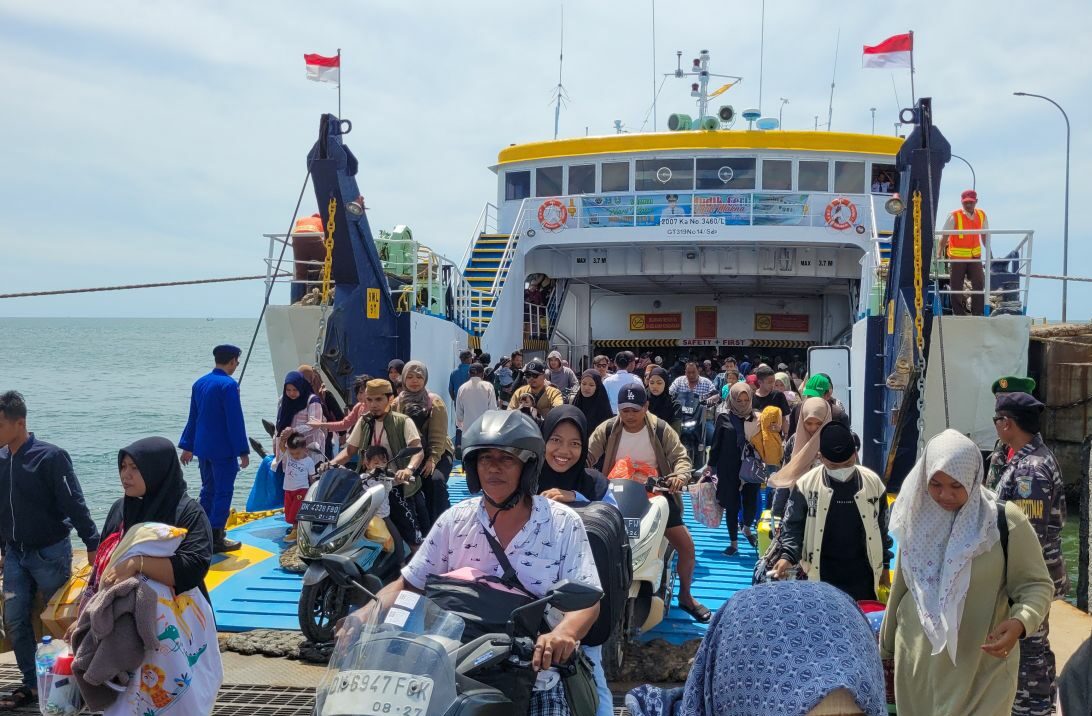 Penumpang kapal feri gratis dari Pulau Raas turun dari kapal di Pelabuhan Jangkar, Situbondo, jatim. Kamis (18/4/2024)