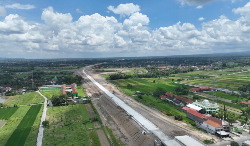 Jalan tol fungsional Solo-Yogyakarta-Bandara YIA ruas Colomadu ke Ngawen di Klaten sepanjang 22 kilometer yang dioperasikan untuk mendukung arus mudik Lebaran dan arus balik Lebaran 2024