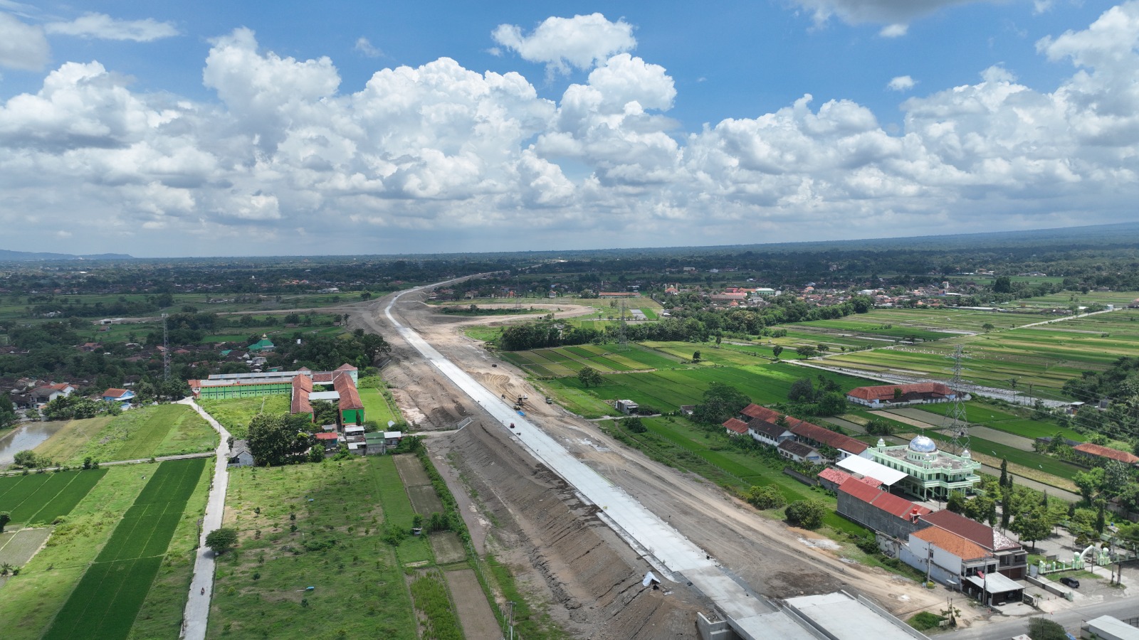 Jalan tol fungsional Solo-Yogyakarta-Bandara YIA ruas Colomadu ke Ngawen di Klaten sepanjang 22 kilometer yang dioperasikan untuk mendukung arus mudik Lebaran dan arus balik Lebaran 2024