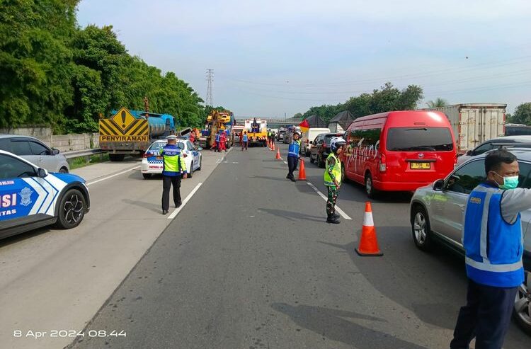 Kecelakaan di KM 58 + 600 arah Jakarta Ruas Jalan Tol Jakarta-Cikampek