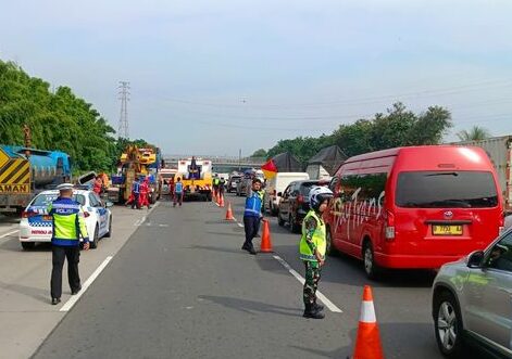 Kecelakaan di KM 58 + 600 arah Jakarta Ruas Jalan Tol Jakarta-Cikampek