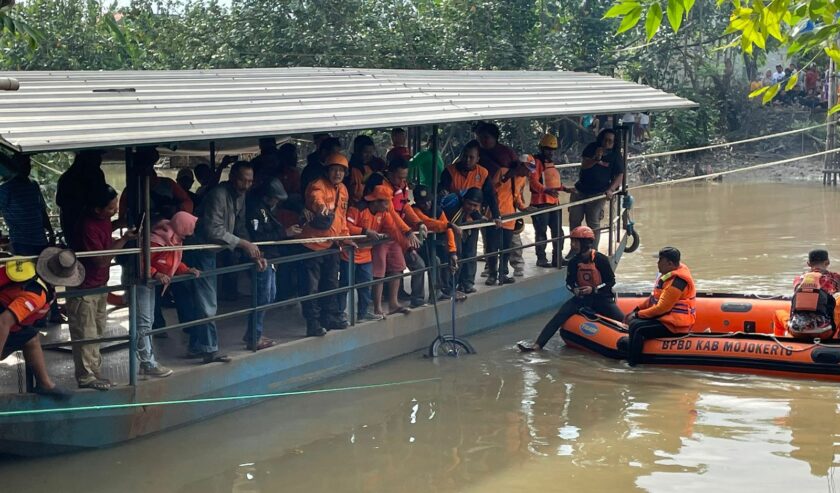 Pencarian korban Ayah-Anak tenggelam di Sungai Kalimas