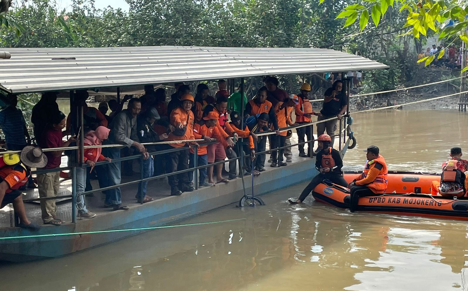 Pencarian korban Ayah-Anak tenggelam di Sungai Kalimas