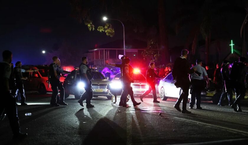 Polisi berjaga di lokasi kejadian menyusul penikaman di Gereja Christ The Good Shepherd di pinggiran Wakeley di Sydney pada Senin (15/4/2024) malam.