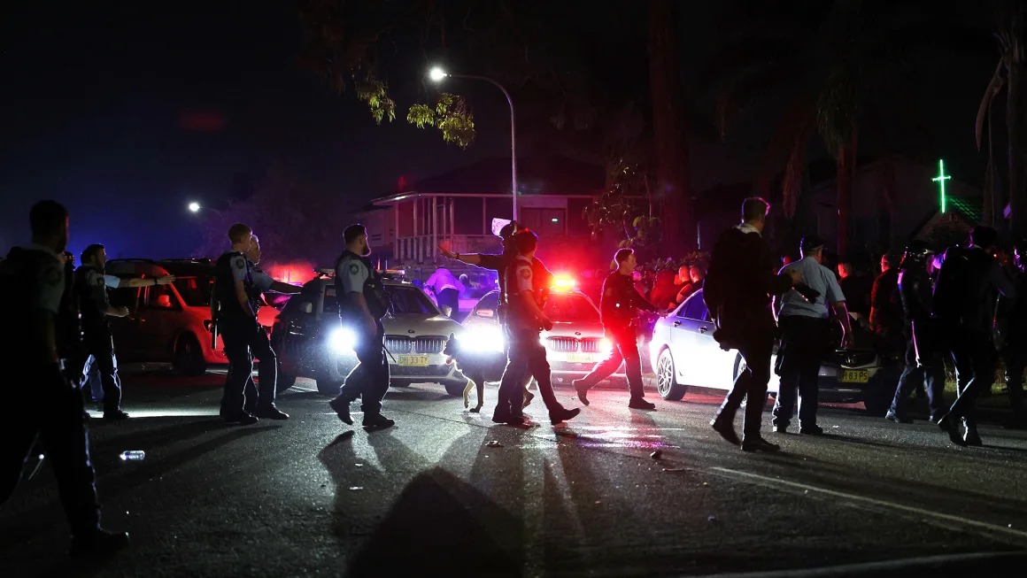 Polisi berjaga di lokasi kejadian menyusul penikaman di Gereja Christ The Good Shepherd di pinggiran Wakeley di Sydney pada Senin (15/4/2024) malam.
