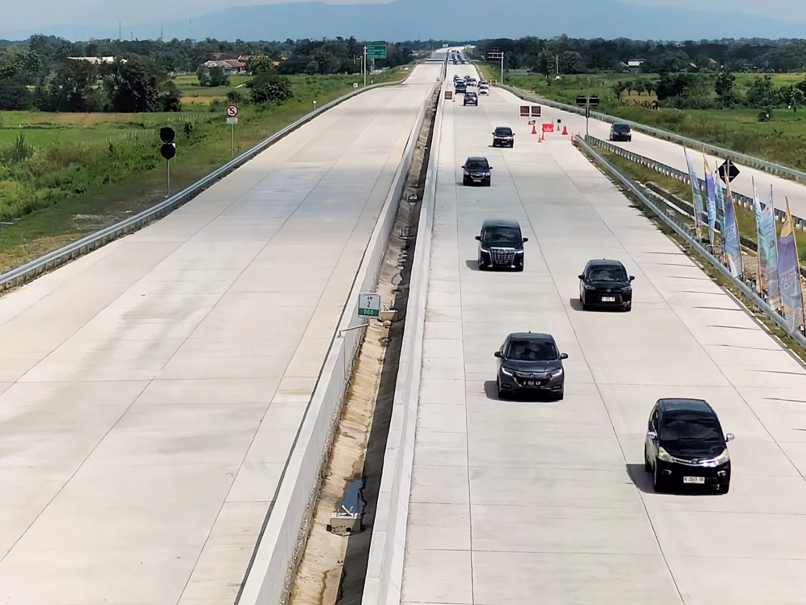 Kendaraan yang melintas di Jalan Tol Solo-Yogyakarta saat momen Lebaran 2024. Foto: PT Jasamarga Jogja Solo (JMJ)