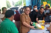 Adhy Karyono Pj Gubernur Jatim waktu meninjau apel gerakan pangan murah di Kantor Dinas Pertanian Jatim, Senin (1/4/2024). Foto: Wildan suarasurabaya.net