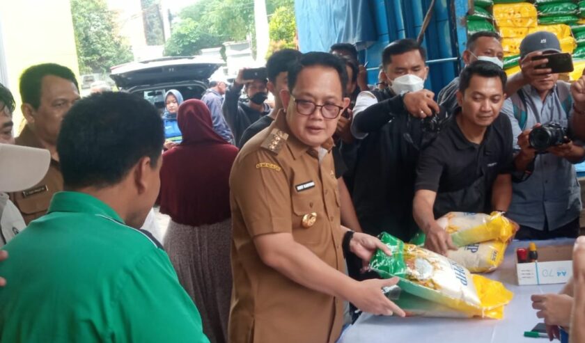 Adhy Karyono Pj Gubernur Jatim waktu meninjau apel gerakan pangan murah di Kantor Dinas Pertanian Jatim, Senin (1/4/2024). Foto: Wildan suarasurabaya.net