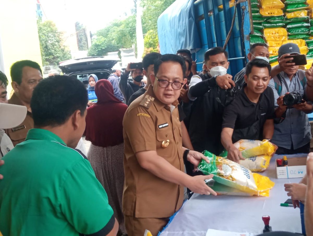 Adhy Karyono Pj Gubernur Jatim waktu meninjau apel gerakan pangan murah di Kantor Dinas Pertanian Jatim, Senin (1/4/2024). Foto: Wildan suarasurabaya.net