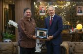 Airlangga Hartarto Menko (kiri) dan Tony Blair mantan Perdana Menteri (PM) Inggris pada Jumat (19/4/2024). Foto: Kemenko