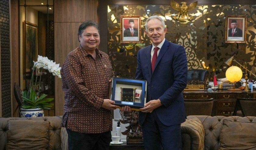 Airlangga Hartarto Menko (kiri) dan Tony Blair mantan Perdana Menteri (PM) Inggris pada Jumat (19/4/2024). Foto: Kemenko