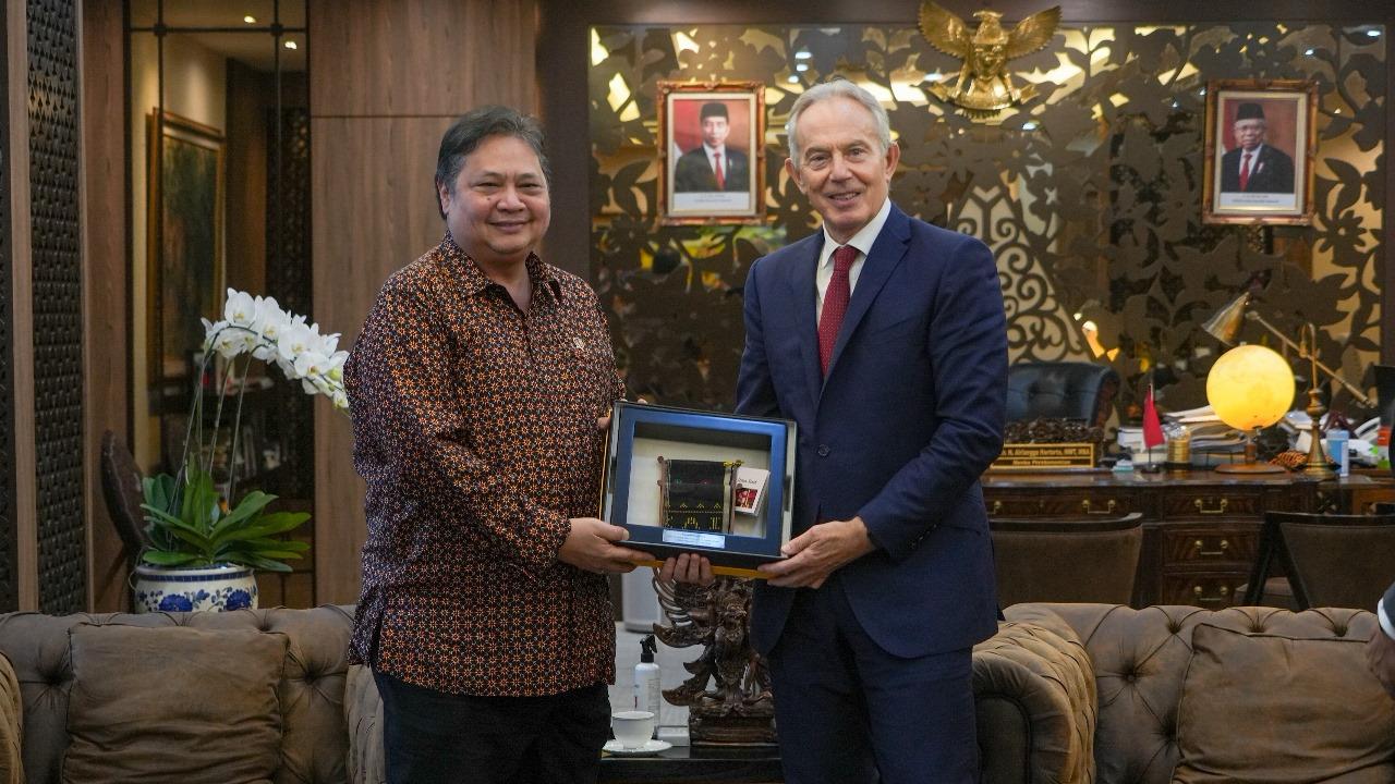 Airlangga Hartarto Menko (kiri) dan Tony Blair mantan Perdana Menteri (PM) Inggris pada Jumat (19/4/2024). Foto: Kemenko