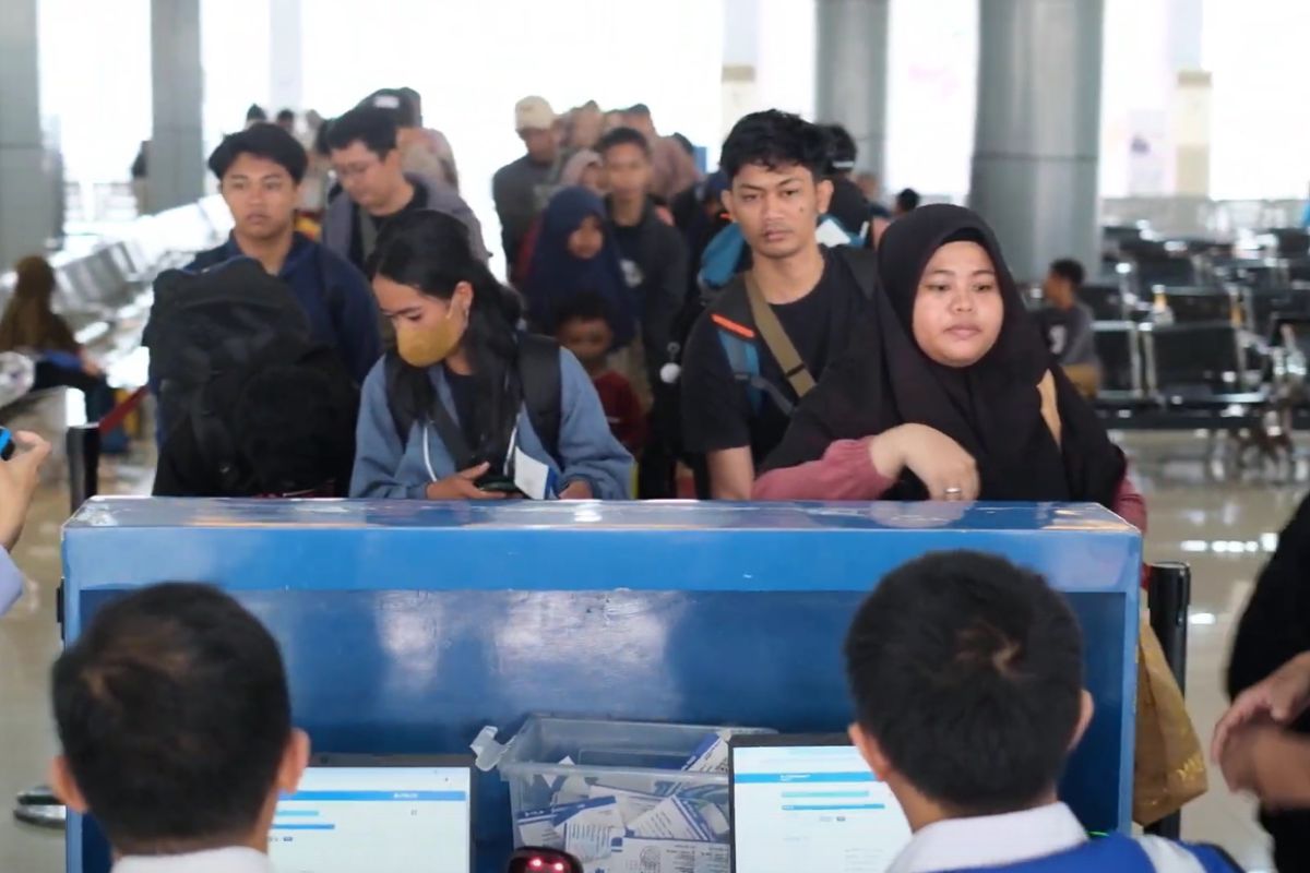 Aktivitas di terminal penumpang Pelindo