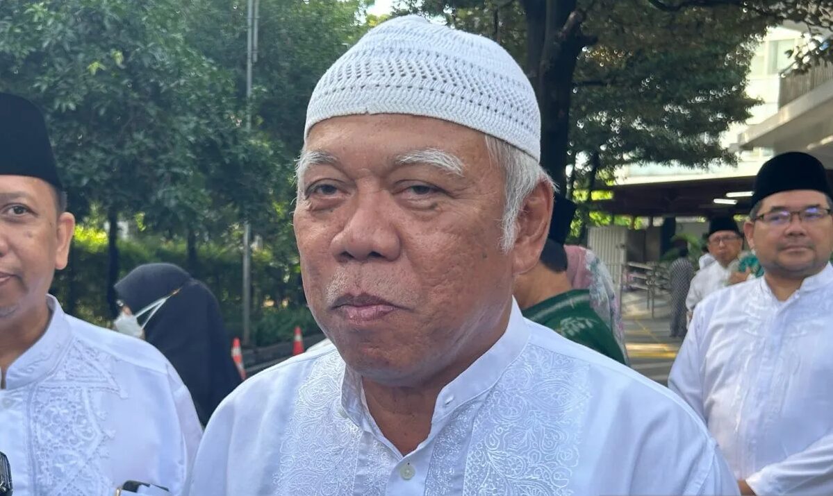 Basuki Hadimuljono Menteri Pekerjaan Umum dan Perumahan Rakyat (PUPR) ditemui usai melakukan salat Ied di Masjid As Salam Kementerian PUPR, Jakarta, Rabu (10/4/2024). Foto: Antara