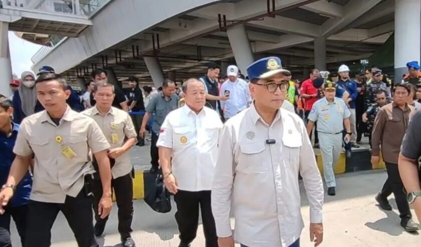 Budi Karya Sumadi Menteri Perhubungan saat berada di Pelabuhan Bakauheni, Lampung, untuk memantau kondisi arus balik pada hari keempat setelah Hari Raya Idulfitri 1445 Hijriah, Minggu (14/4/2024). Foto: Antara